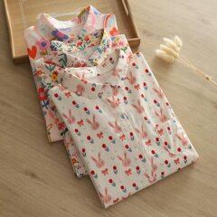 81546減齢の複数のプリントが長袖のシャツをめくっています。