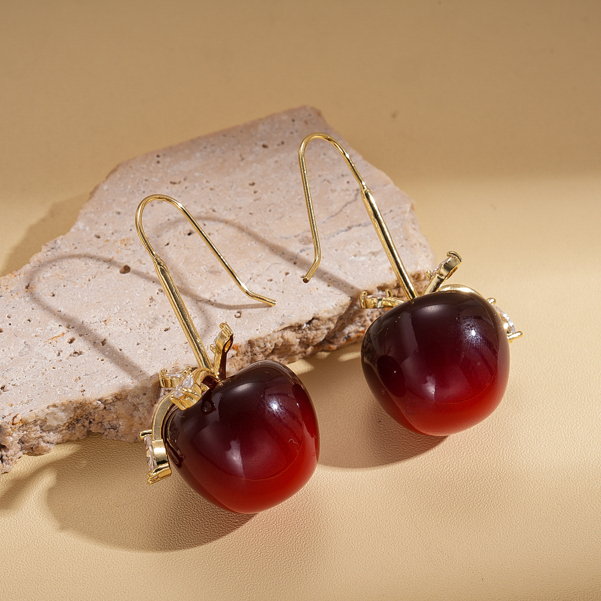 Europa y América resina zircon arco manzana gancho de auriculares de Año Nuevo feliz dulce aretes de moda nicho alta sensación de auriculares