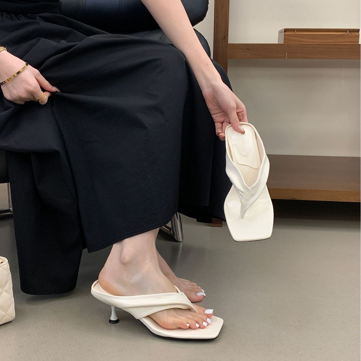 优美线条法式高跟人字凉鞋2026夏季舒适凉爽耐穿方头时尚纯色单鞋