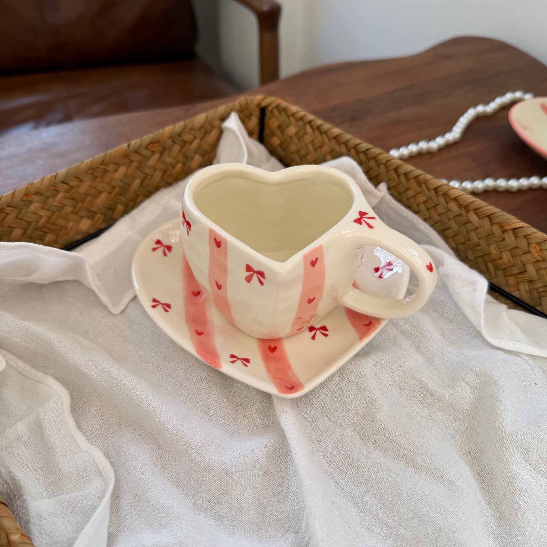 Estilo coreano inswind pintado a mano amor cerámica tazas y platos mano empujada irregular taza de café en forma de corazón plato de mesa de la tarde plato de taza