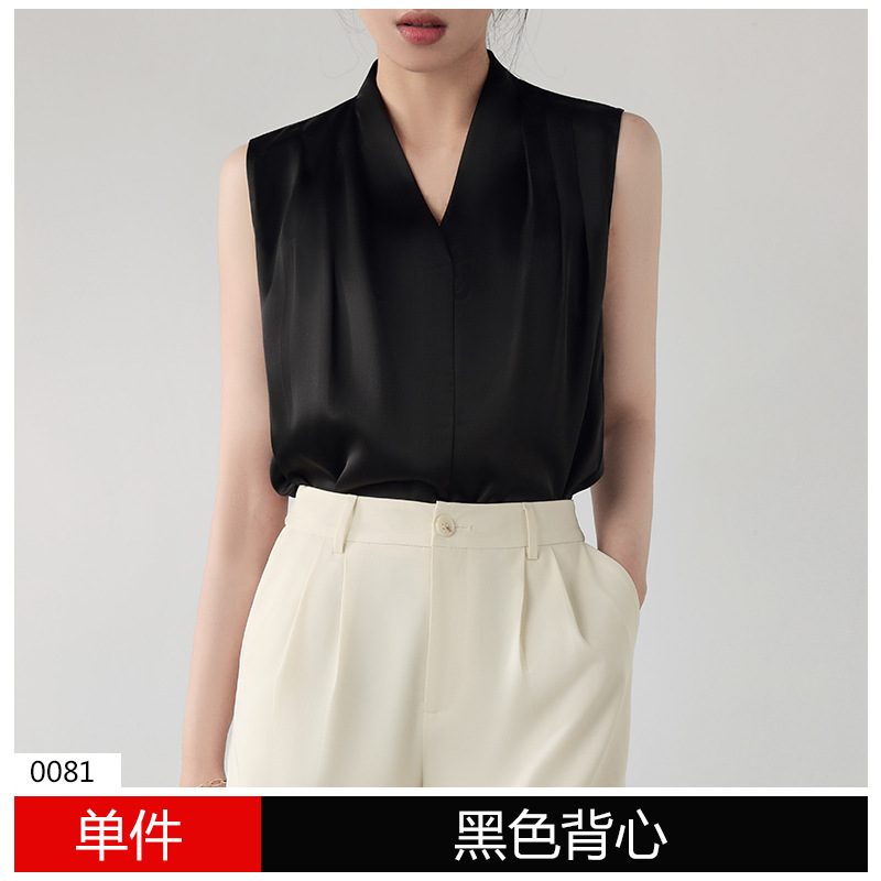 블랙 셔츠 (브이넥 플리츠 스타일)