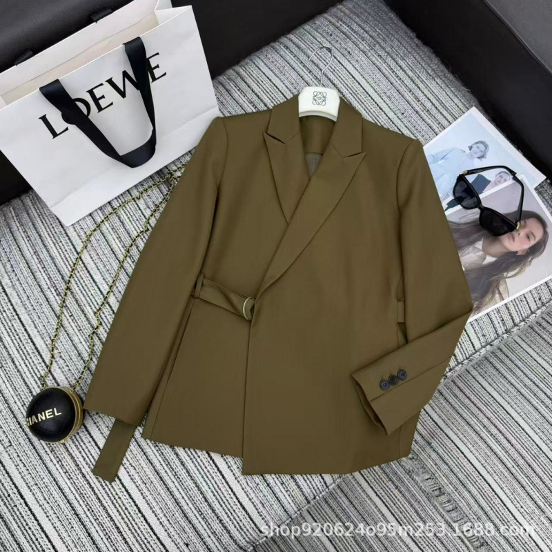 26 Fall/Winter New Lace-Up Blazer with Logo Embossed Design and Leather-Waist Wide-Leg Pants 26 Fall/Winter New Lace-Up Blazer with Logo Embossed Design and Leather-Waist Wide-Leg Pants