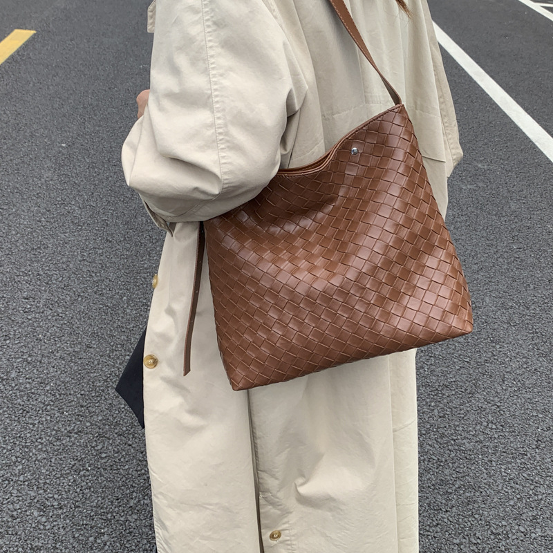 大容量斜挎编织纹水桶包女士2025早秋新款高级感通勤腋下包托特包|undefined