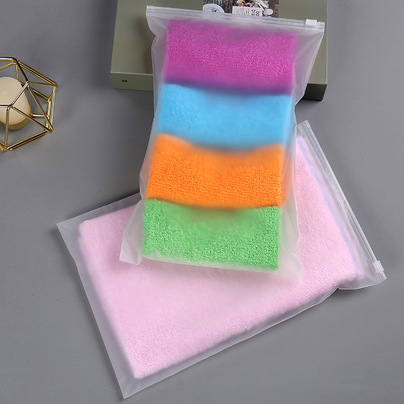 Bolsa de ropa esmerilada transparente de PE al por mayor bolsa de embalaje de ropa al contado calcetines de ropa interior bolsa con cremallera de bolsillo autosellada