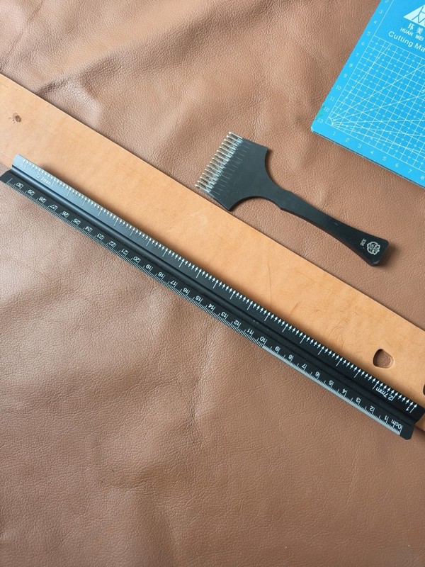 手作業の革具工具は距離尺の三稜革具の定規を切ります。|undefined