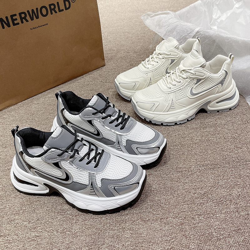 Padres zapatos de malla transpirable de mujer in tide super caliente 2025 primavera y otoño nuevo ligero con suela gruesa aumentando la altura de los zapatos deportivos versátiles