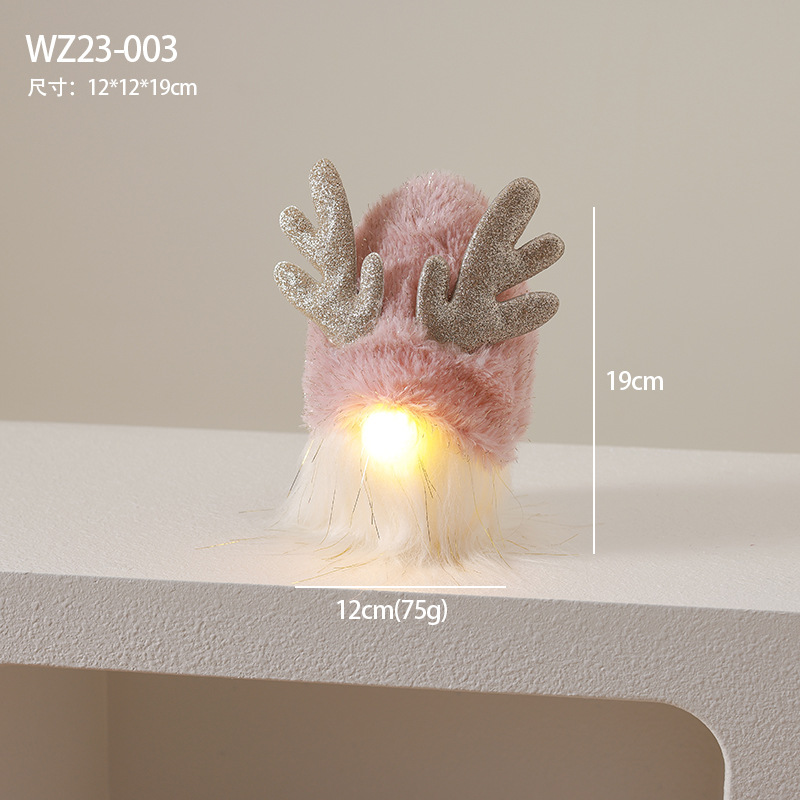 El anciano cornamenta lleva una lámpara