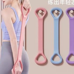 8字のラリーの女性は背中を開けて肩を練習します。
