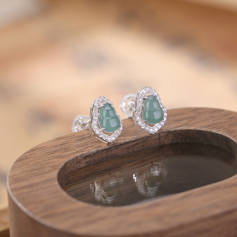 Khuyên tai bạc S925 hình hươu đính đá zircon xanh ngọc lục bảo phong cách cổ điển — Một cặp