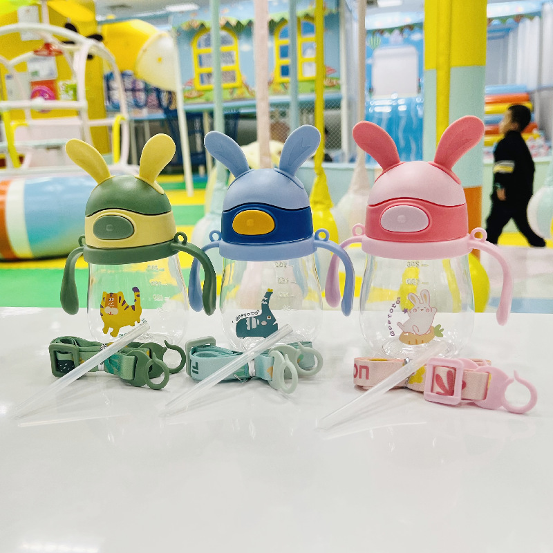 Taza de plástico para niños correa de Asa giratoria de doble uso taza de bebida para niños Linda paja de plástico Copa de fábrica