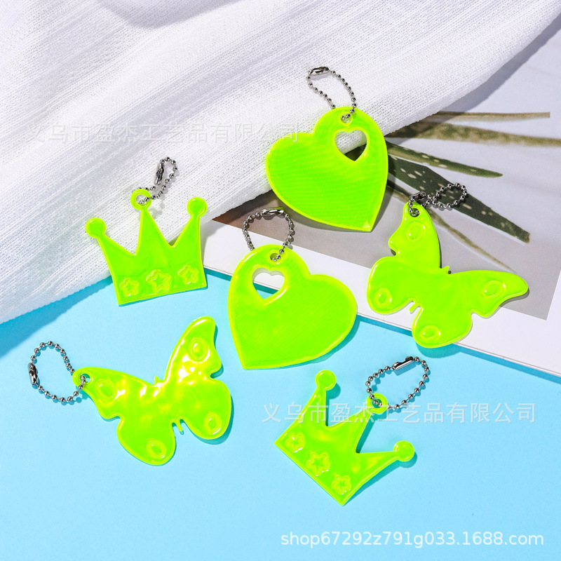 Colgante reflectante coroa mariposa en forma de corazón de seguridad de tráfico nocturno conjunto de llaveros bolso de estudiantes colgante