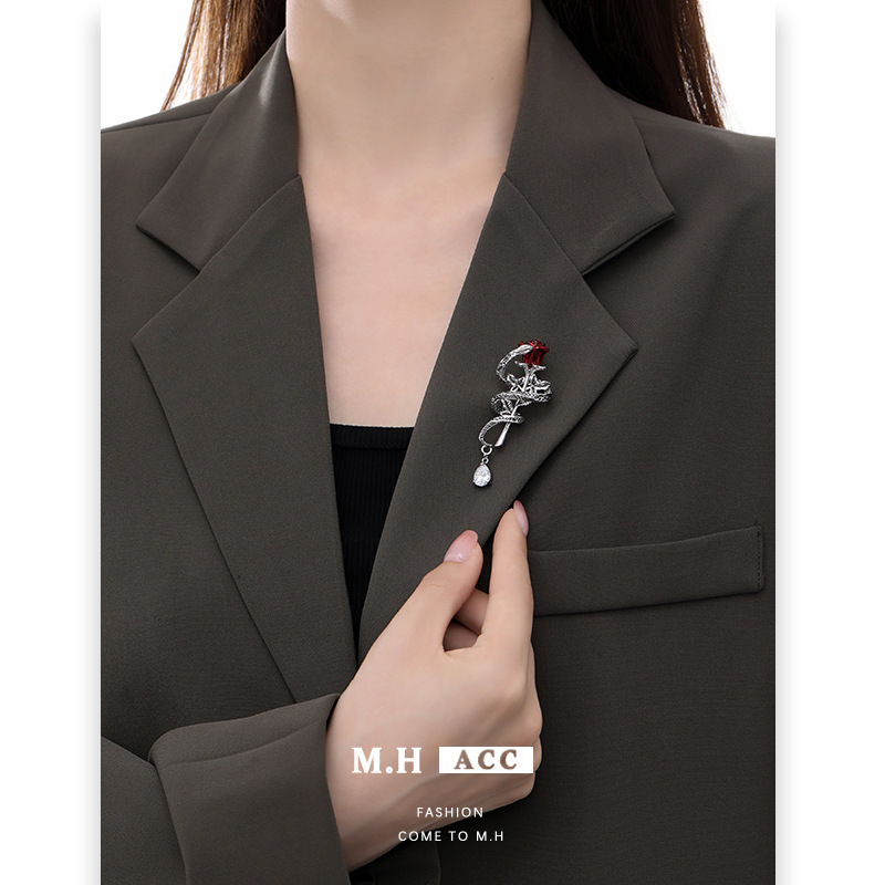 Niche Design Rose Brooch Women's High-end Sense High-end Romantic Clothing Elegant Elegant Suit Accessories Pin Trendy