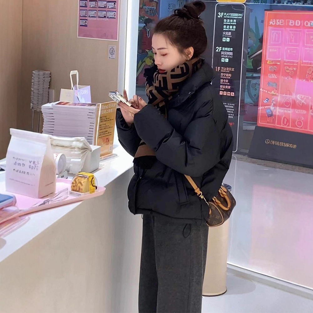 Super Nice Short down Jacket for Women Winter 2025 New Popular White Duck down Thickeneded Small Bread Jacket