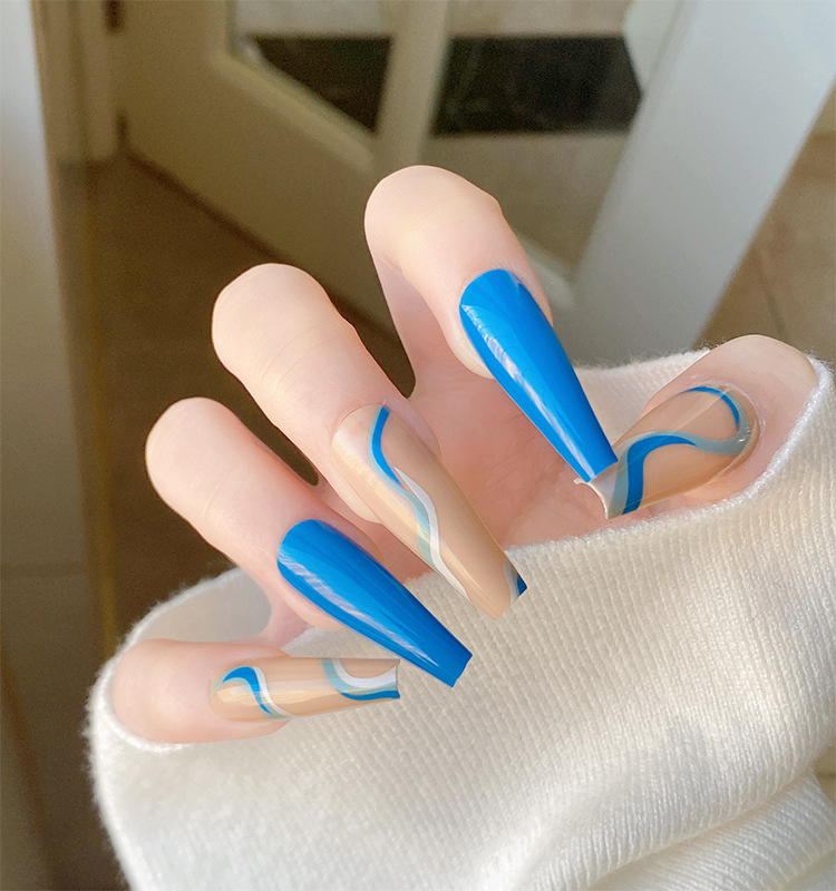 Europa y los Estados Unidos explotaron la curva de arte marrón azul manicure estilo de moda personalidad 24 piezas de parche de uñas falsas