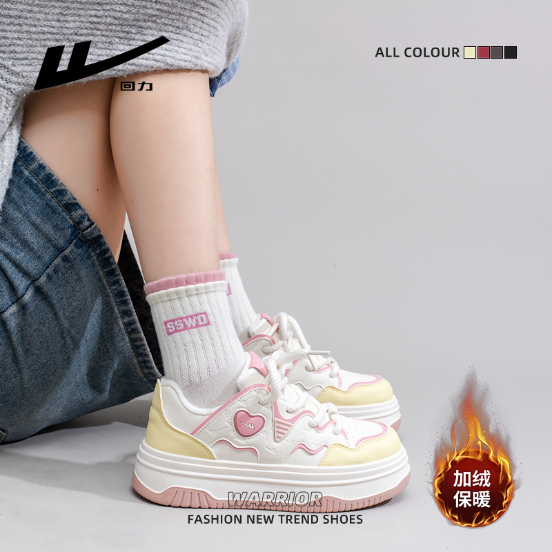 Retorno de terciopelo calentador zapatos de suela gruesa para mujeres nuevos zapatos de algodón de moda de invierno amor zapatos de altura baja zapatos de skate estudiantes de color para mujeres
