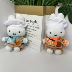 15cmかわいいミッフィー料理人が白いウサギのぬいぐるみをかばんにして女の子の人形を飾る