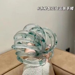 翡翠平は独龍玉氷種の漂花石英岩玉円のブレスレットを模しています。