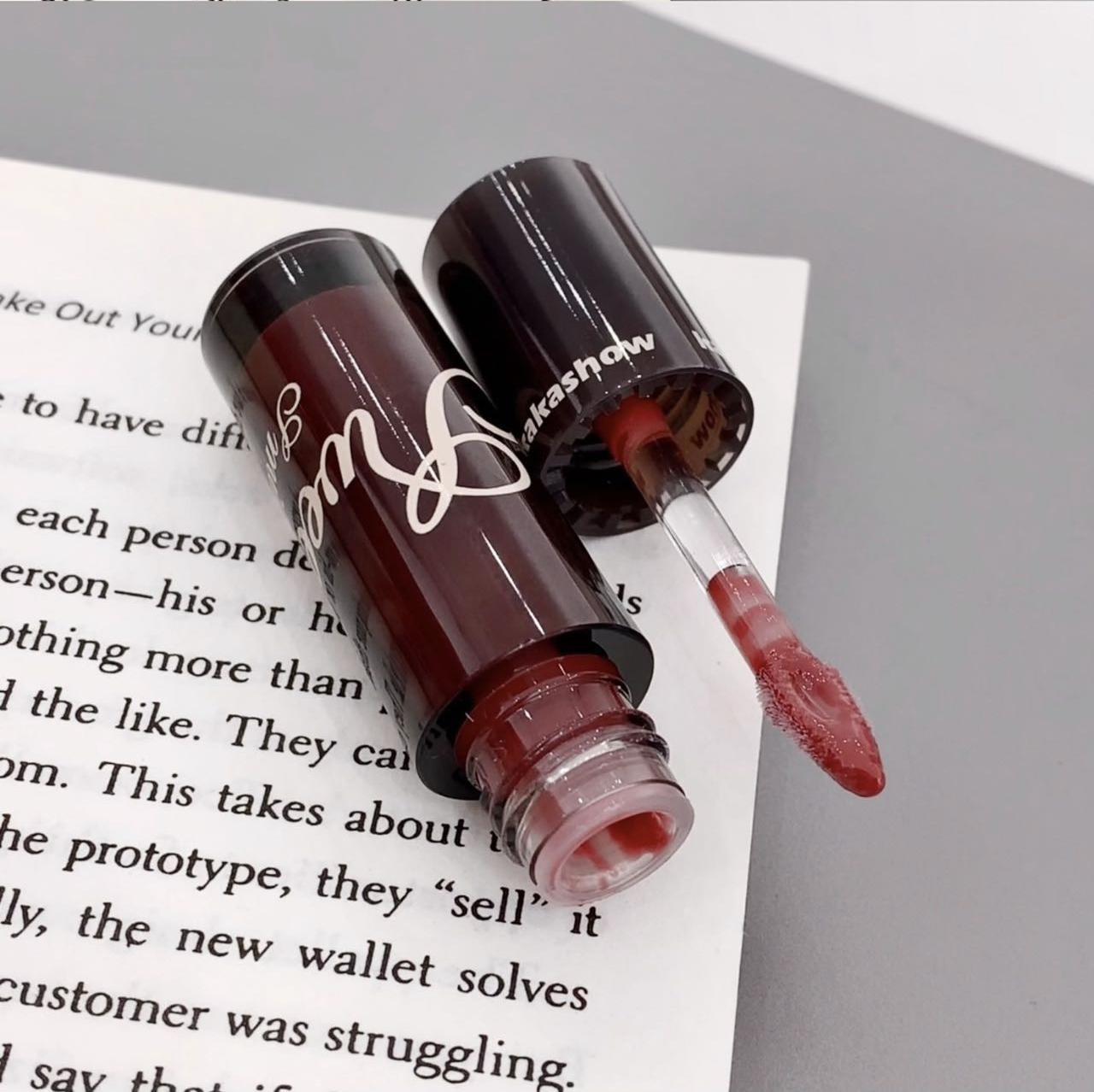 kakashow Sugar Gloss Lip Gloss Lipstick, with a water-like mirror finish, is clear and pure, not easy to stick to the glass, making the lips rosy and fair. Affordable for students undefined