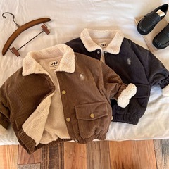 子供の厚い綿入れの服の秋冬の新商品の男の子と女の子の穴の条とベルベットの綿服の赤ちゃんの刺繍の襟のコート