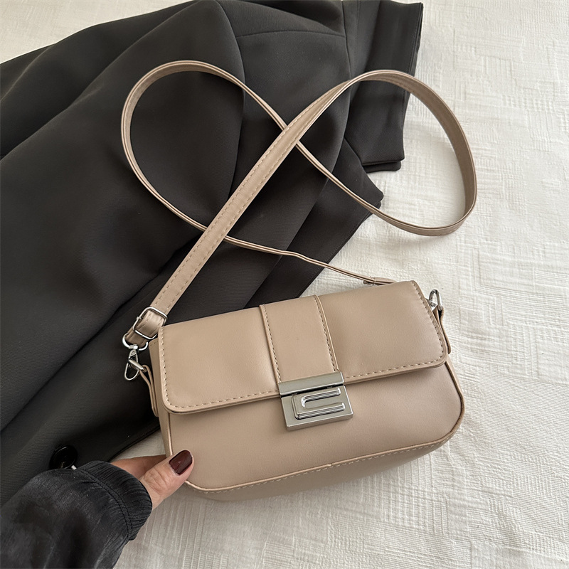 Bolso de palo mágico con sentido de diseño de nicho 2024 nuevo bolso cuadrado pequeño simple casual y versátil bolso negro de alta gama para axila