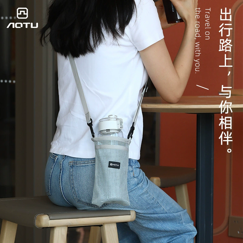 Наклонно висит на открытом воздухе чехол для стакана для воды