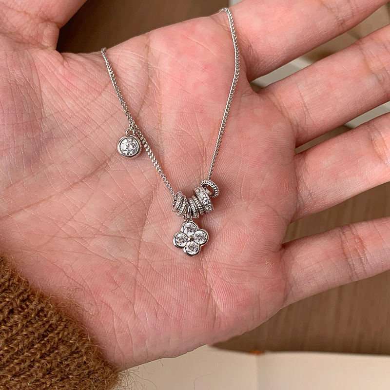 Colar Lina Girl em Prata de Lei S925 com Pingente da Sorte e Zircônias Brilhantes, Estilo Vintage, Luxo e Personalidade Exclusiva para Mulheres._voghion.com