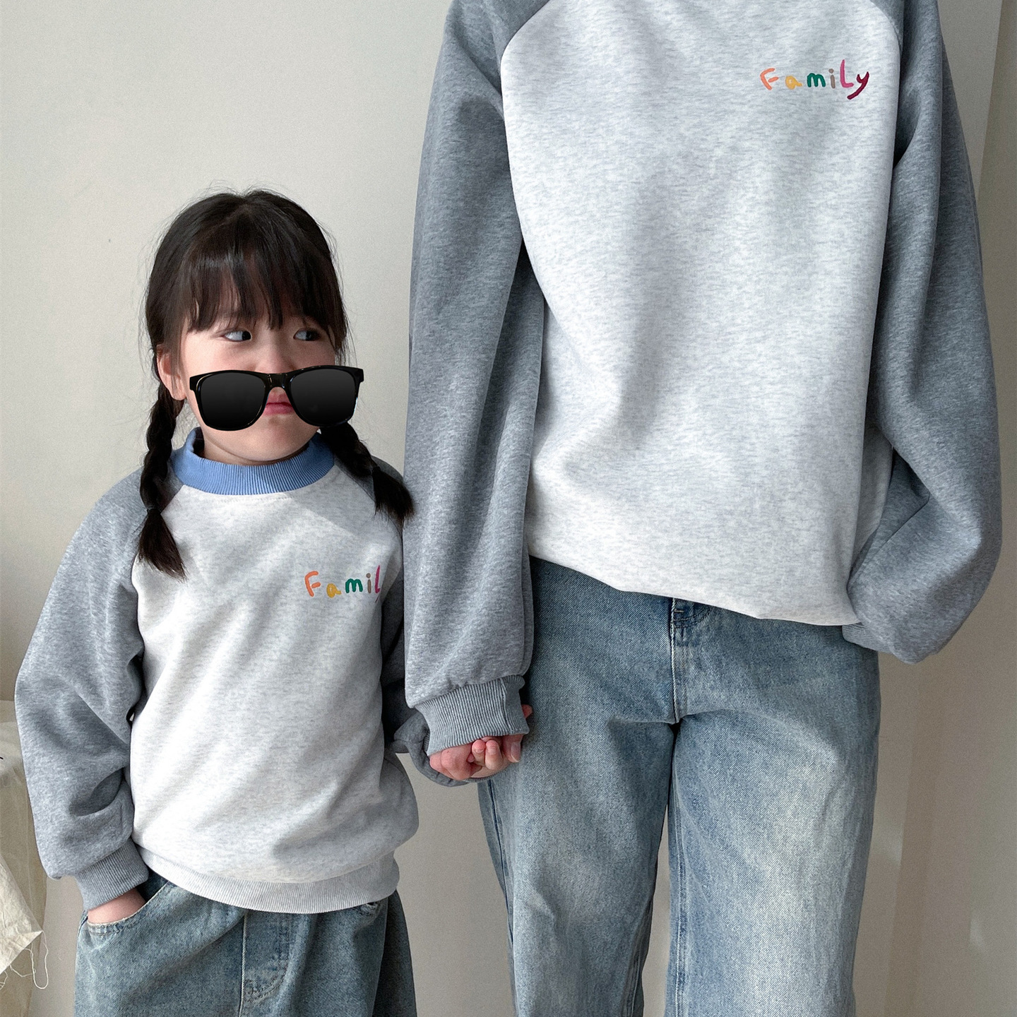 Otoño estilo universitario japonés y coreano detrás de dibujos animados estampado de graffiti cuello redondo ropa para padres e hijos para niños QZ303 lindo