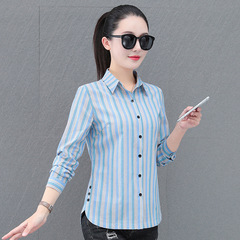 春と秋の長袖のシャツの女性2025の新型の女性の春の服のファッションの気質の中年のお母さんの縦縞のシャツのシャツ