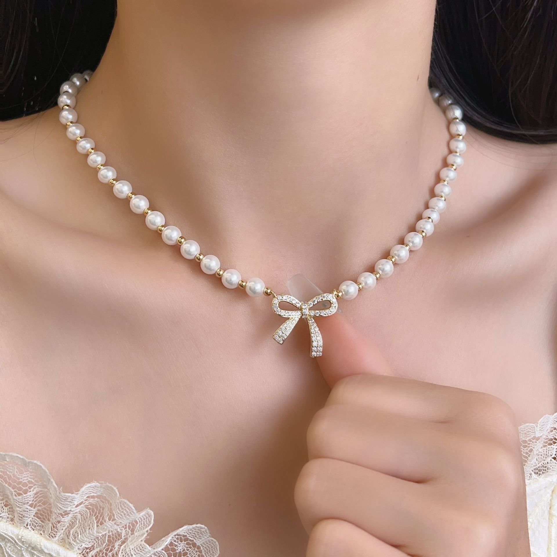 Naszyjnik z wisiorkiem z kryształowej perły w kształcie kokardy 2025, nowy, modny styl, niszowy design, choker, akcesoria, łańcuszek obojczykowy_voghion.com