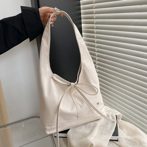 2025 Korean version niche oil wax leather women's commuting shoulder bag, versatile French butterfly knot large capacity single shoulder tote bag