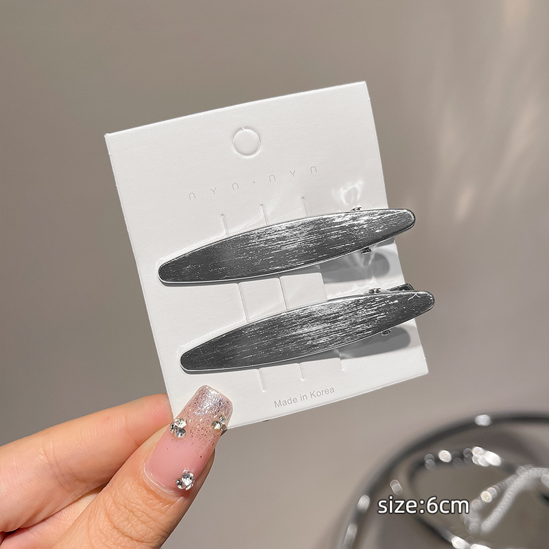 De metal de una sola palabra pico horquilla accesorios para el cabello femenino de alto grado estilo Chanel miumiu carta horquilla ins estilo clip lateral