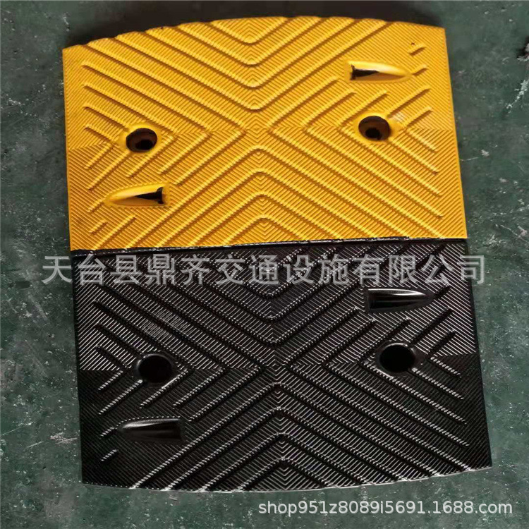 厂家直销橡胶减速带300宽防滑减速板减速垄缓坡垫防撞垫缓冲带