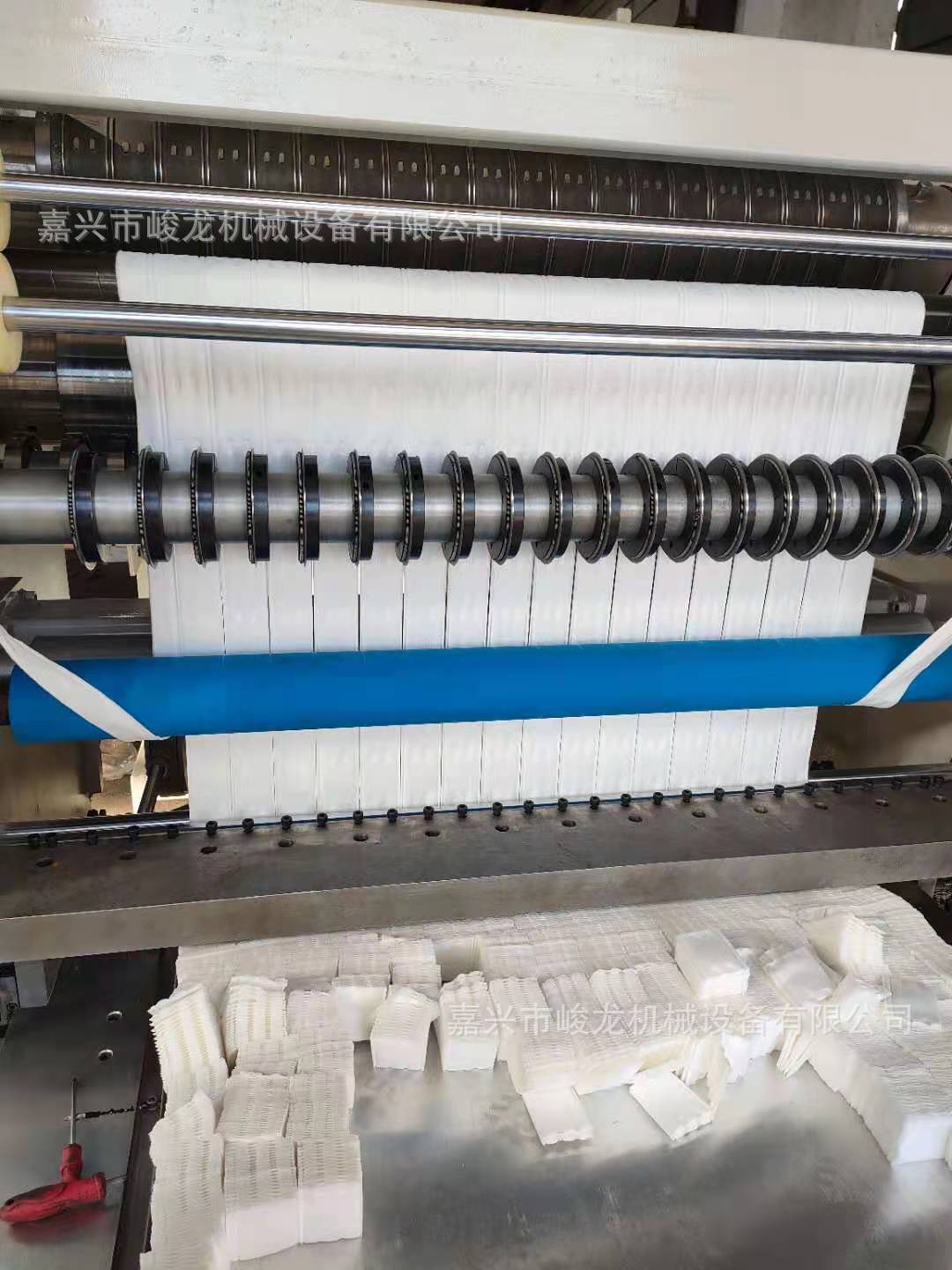 1全自动压花复合化妆棉机械设备，无纺布卸妆棉机，卸妆棉机厂家