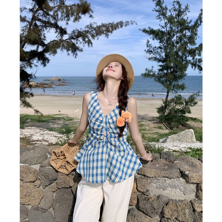 Blue and white plaid V-neck halter neck camisole for women, new summer style, unique Thai-style, suitable for beach vacations, sleeveless top Blue and white plaid V-neck halter neck camisole for women, new summer style, unique Thai-style, suitable for beach vacations, sleeveless top