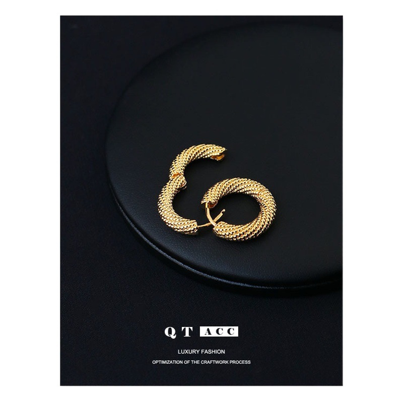 Latón chapado 18K oro real europeo y americano nicho retro moda exquisito hilo pequeño oído hebilla simple todo-fósforo pendientes para mujeres