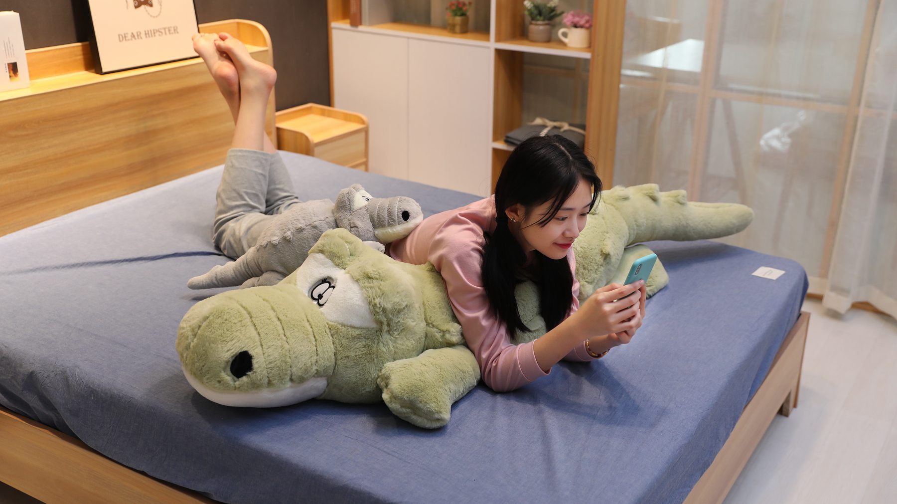 Grote pluche krokodil knuffel voor kinderkamer en bed_voghion.com
