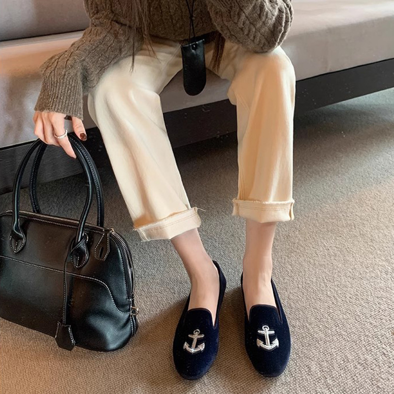 Nuevo estilo francés de otoño y invierno, bordado exquisito con un pedal de terciopelo plano con una base suave, zapatos de sol para mujeres.