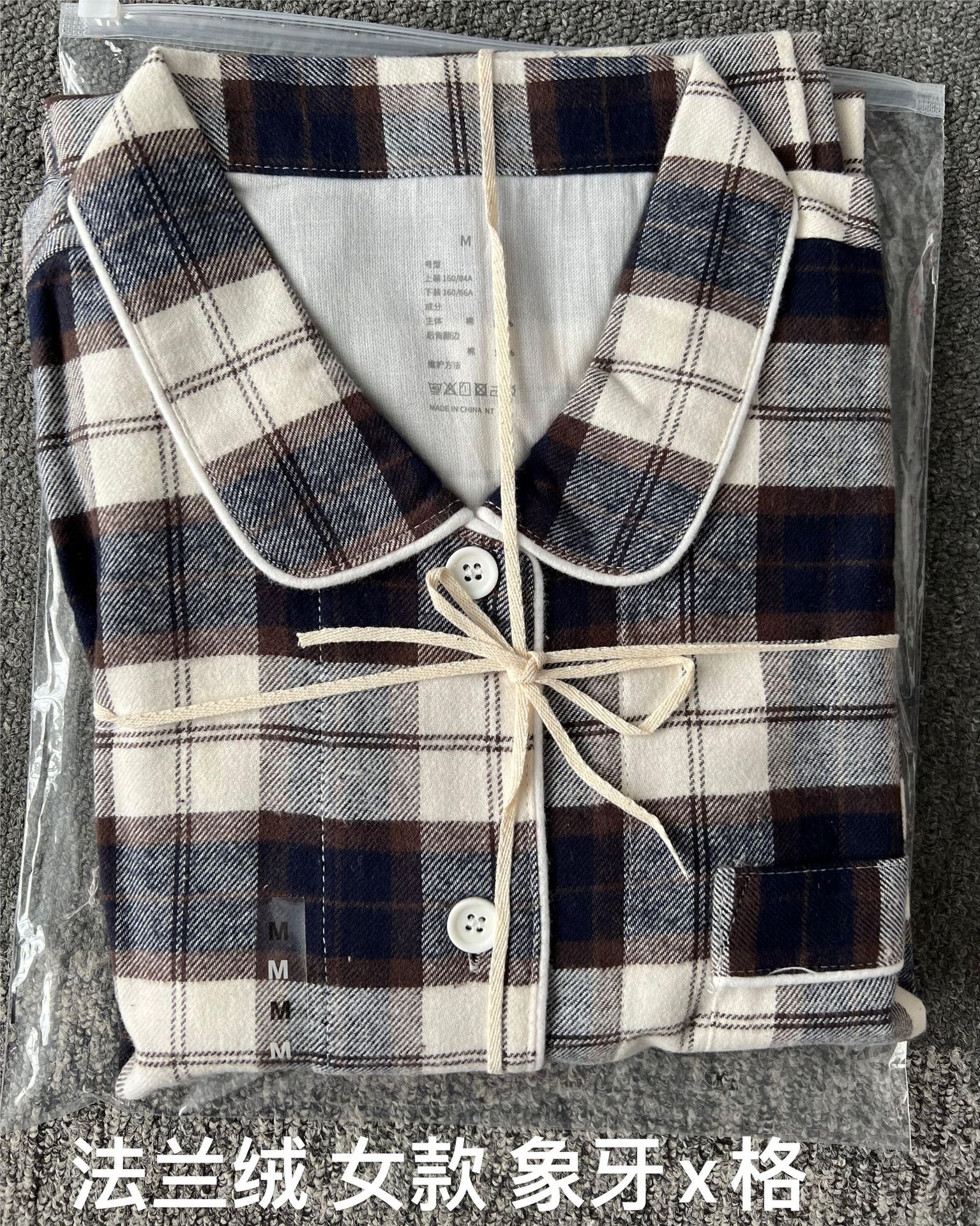 아이보리 X 그리드 여성 모델