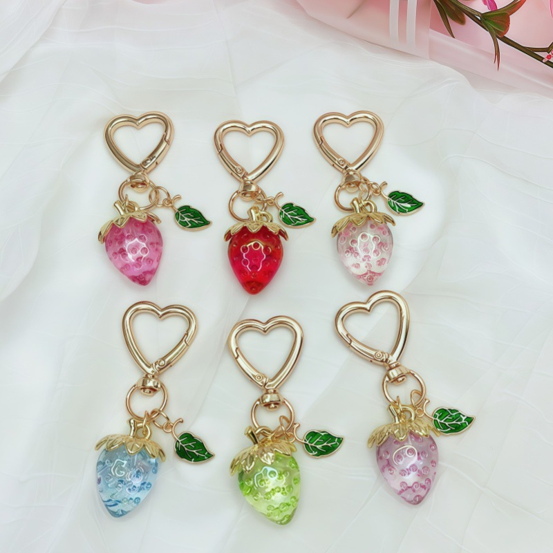 Fijación de bolsos de fresa llavero hermoso teñido colgante de fresa decoración colgante de bolsos de mujer accesorios pequeños colgantes frescos