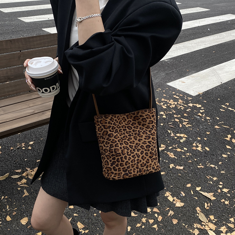 Transfronterizo leopardo bolso 2025, otoño y invierno nuevo bolso de cubo de gran capacidad, bolso de hombro retro de mujer, bolso de transporte