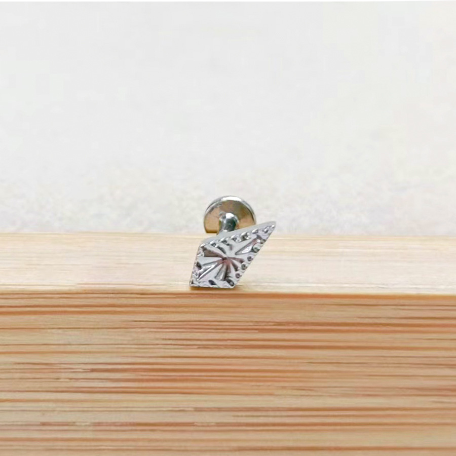 Clou d'oreille/de cartilage en alliage de titane F136, orné d'une fleur en zircon gravée, pour piercing lèvre ou oreille (filetage 0,9 mm). Vente en gros._voghion.com