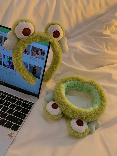 Cute little frog headband for women to wash their face and apply facial mask, cartoon funny plush headband, winter headband hairpin