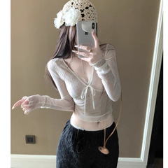 早秋のデザイン感のレースはvネックの蝶結びの薄いタイプの日焼け止めの長袖のtシャツのギャルの修身がやせている上着の女性を現します。
