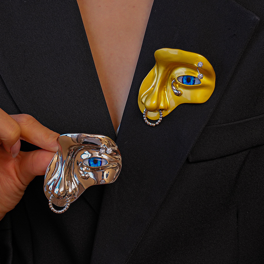 European and American Metallic Diamond-Encrusted Nose Ring Half-Face Brooch, Personalized Niche High-End Elegant, Unique Brooch Brooch for Women