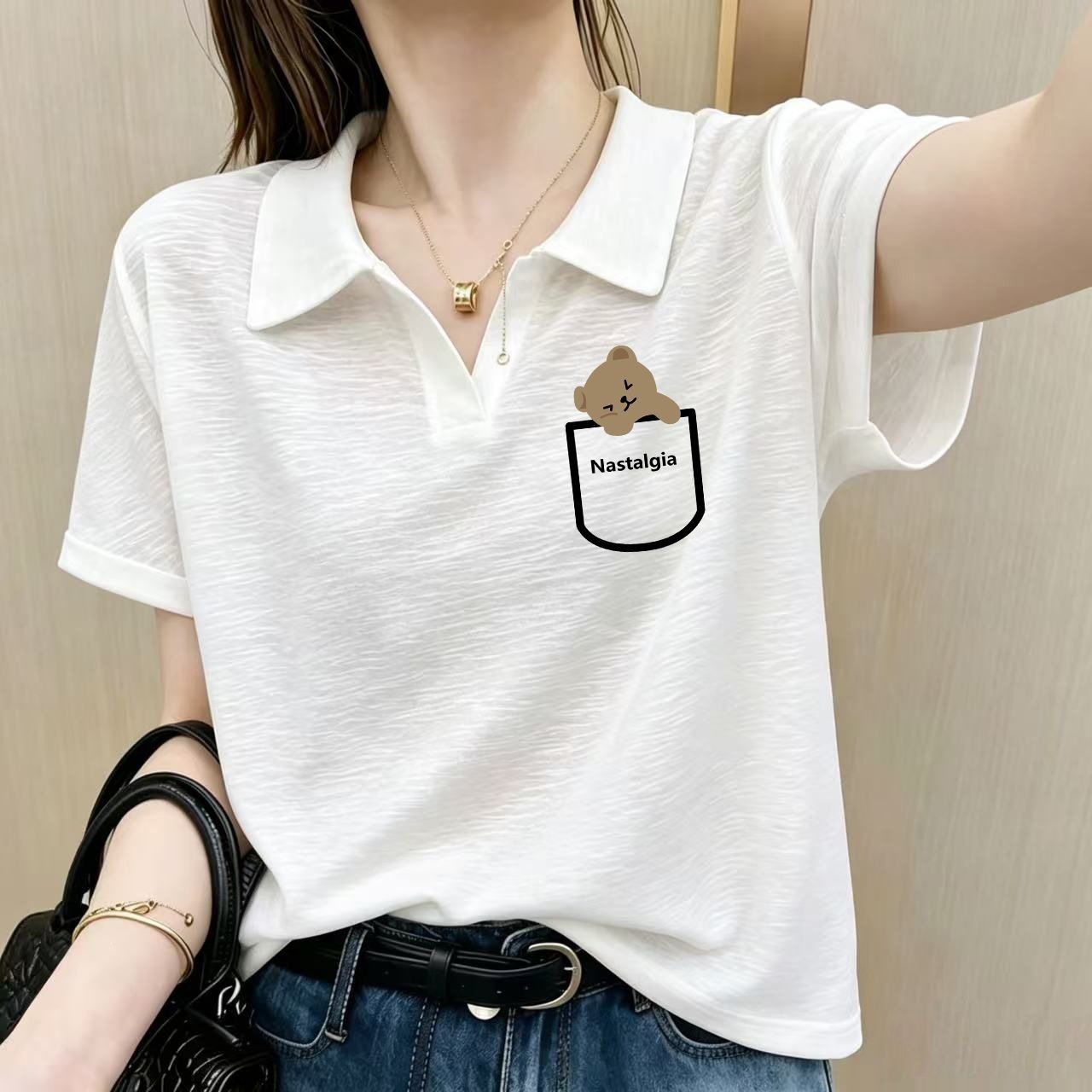 Summer snowflake cotton white polo shirt, simple design, commuter style, versatile everyday top with a pocket bear design.