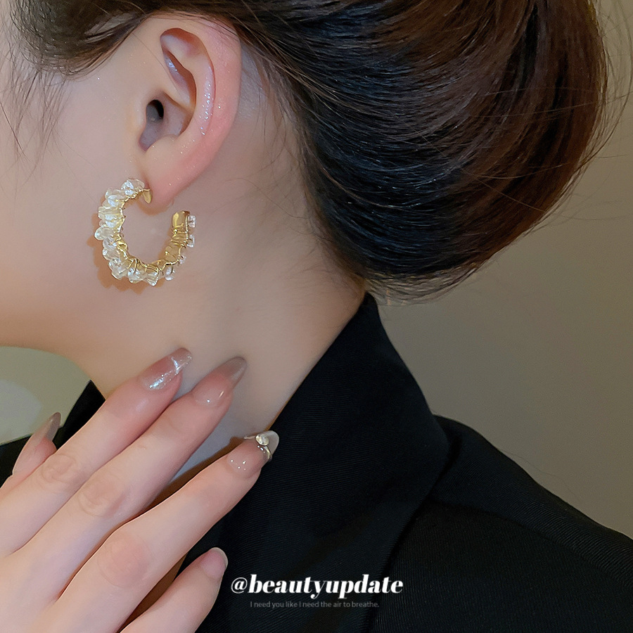 Pendientes en forma de C enrollados de metal con aguja de plata Pendientes de temperamento retro europeo y americano Pendientes de lujo ligero de alta gama mujeres