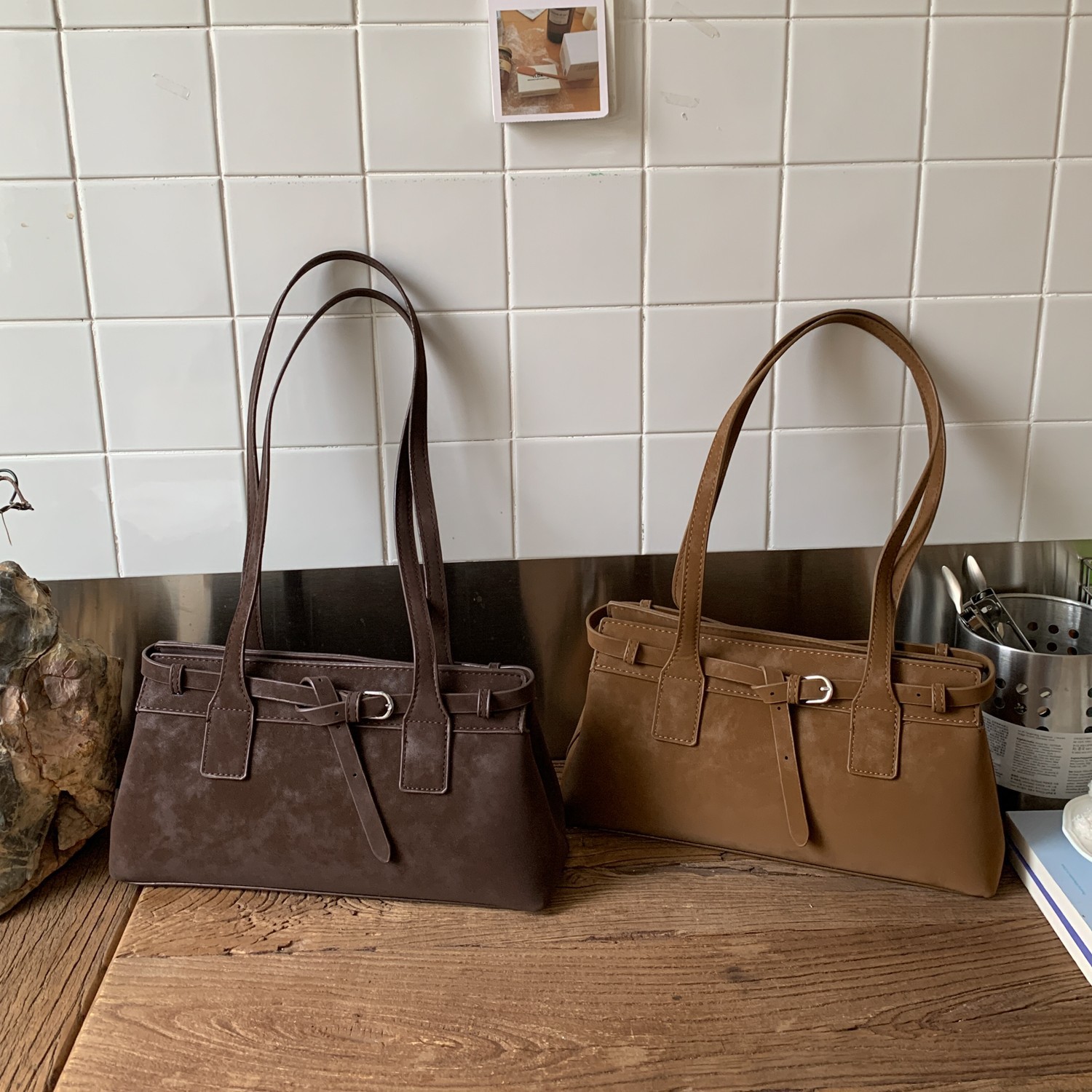 Retro nicho bolso de terciopelo de seda mujer 2025 nuevo estilo de viaje universal bolso de hombro de brazo bolso de moda ocio