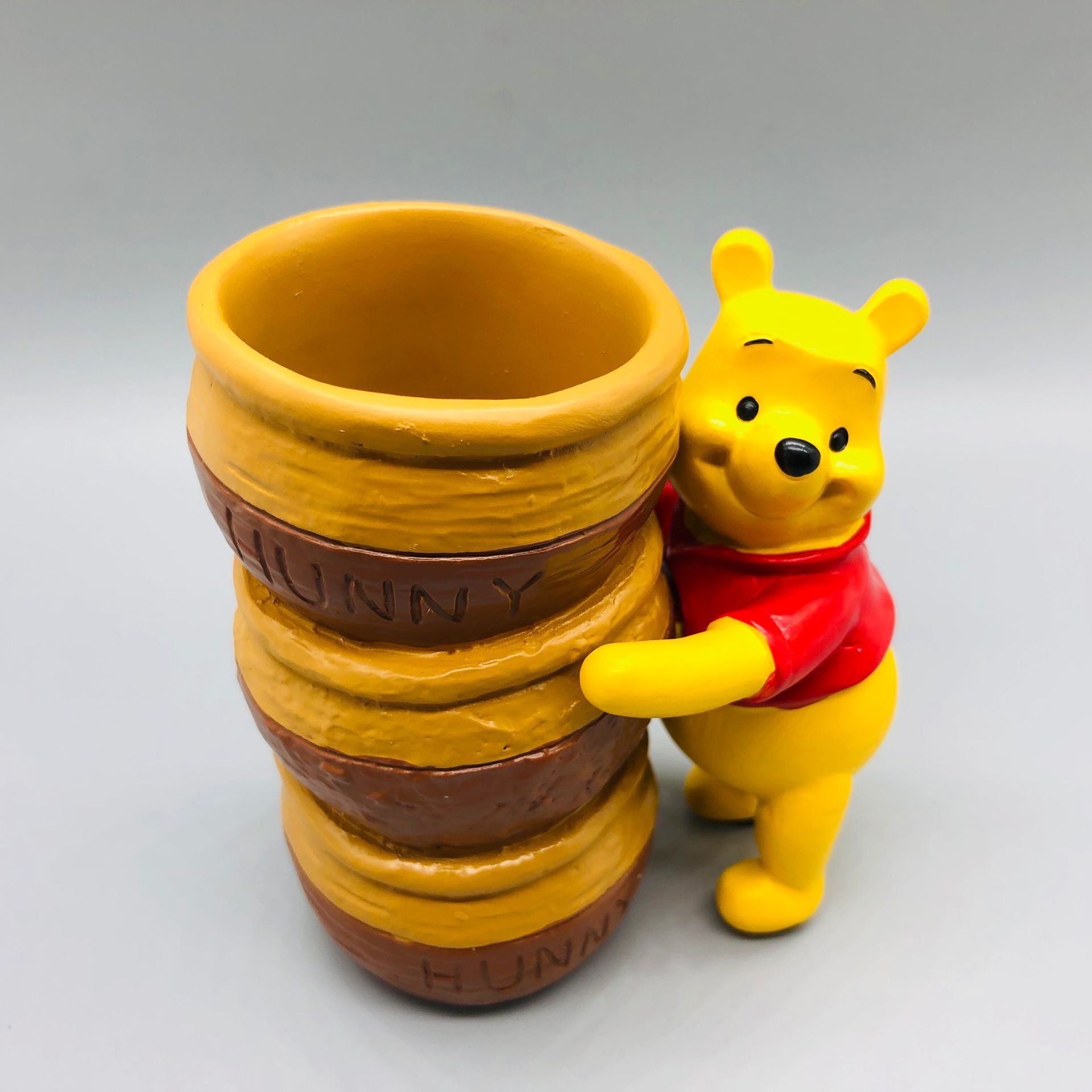 Winnie the Pooh gafas titular del teléfono móvil titular de la pluma de almacenamiento de tres ojos monstruo titular del teléfono móvil adornos de decoración de resina