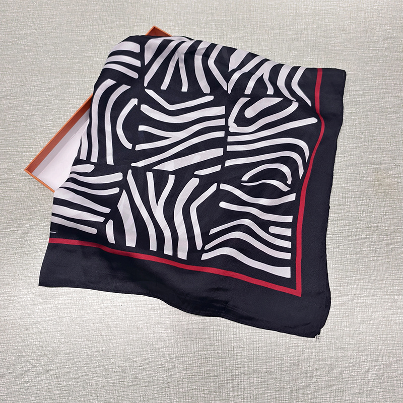 Pañuelo de seda bufanda cuadrada de alto grado de seda artificial Impresión de letras 70 pequeña bufanda cuadrada moda simple satén bufanda profesional personalización