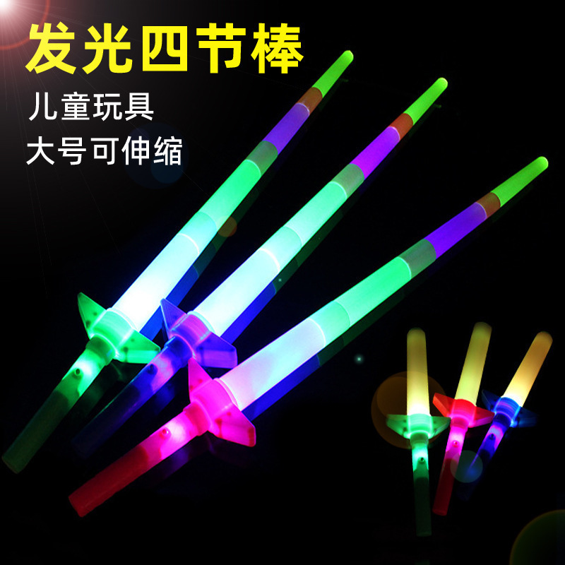 Los puestos del mercado nocturno de Yiwu empujan pequeños productos básicos, los puestos circulares, los regalos para niños de celebridades de Internet, los juguetes luminosos